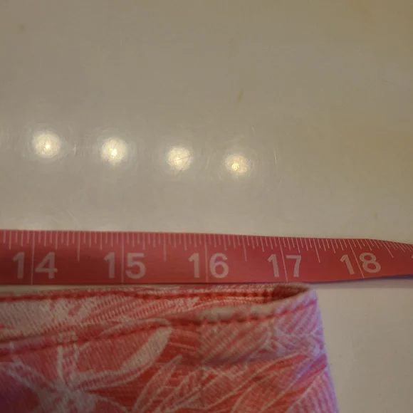 Tommy Bahama Denim Boardwalk Pink Floral 15" Clamdigger Shorts Size 30 - Picture 8 of 12